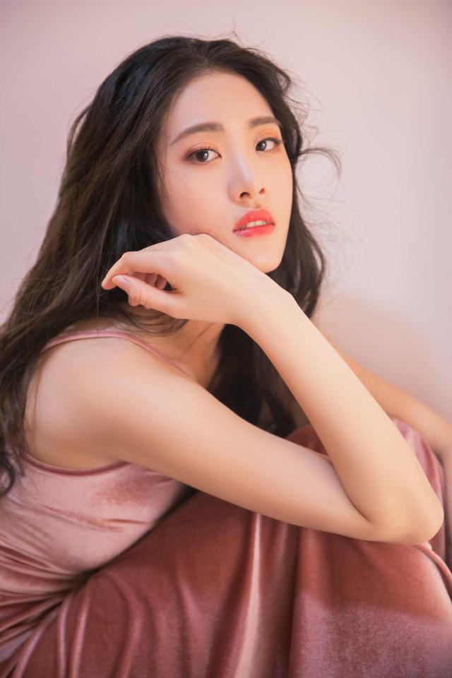 清纯性感妩媚诱惑的艺校女生你喜欢吗