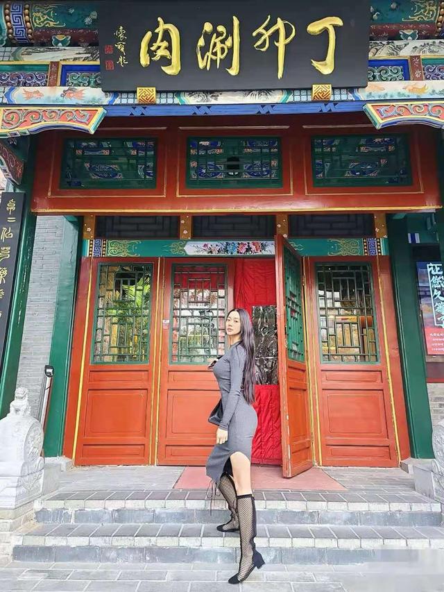 韩国已婚性感女星秀S曲线,大胸翘臀腿还长,紧身裙拍照姿势撩人