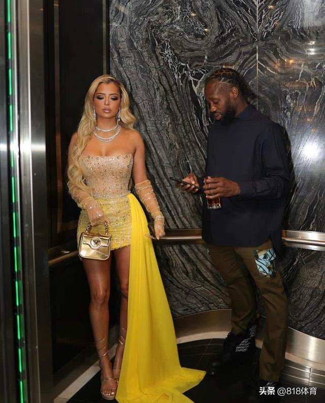 美女和野兽！贝弗利和漂亮白人女友LA豪宅逗狗玩，穿湖人拖鞋表忠心