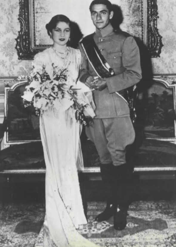 伊朗末代王后：嫁给3婚大19岁国王，母凭子贵坐稳后位