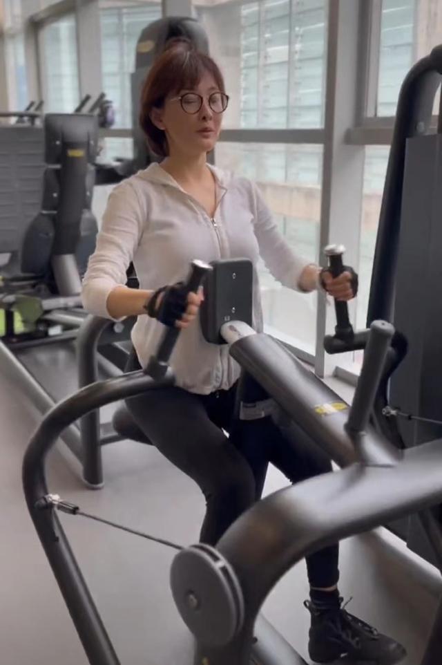 夏天到！20位性感女星接连秀身材，马甲线水蛇腰蜜桃臀，个个养眼