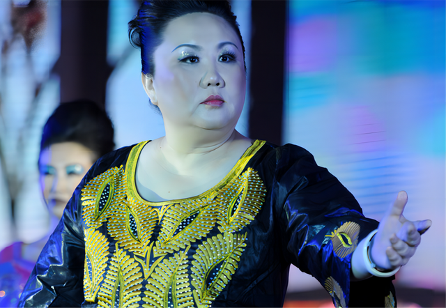 “男士见我，要亲吻我的右脚。”北京女孩王维丽成非洲女王，牛！