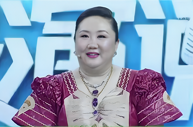 “男士见我，要亲吻我的右脚。”北京女孩王维丽成非洲女王，牛！