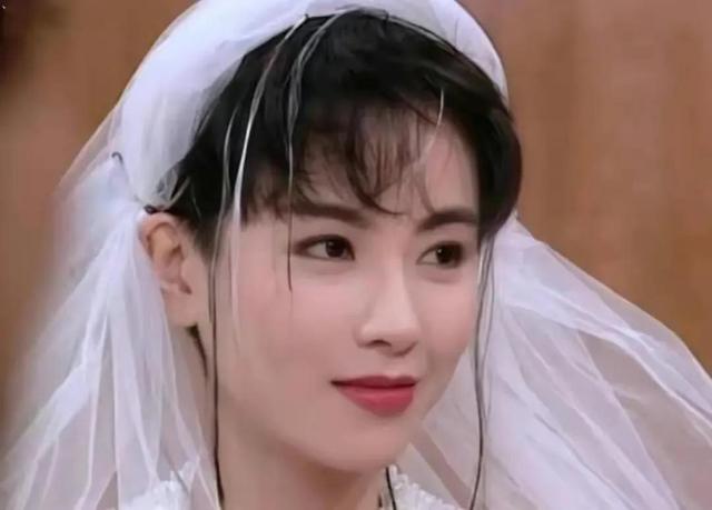 港圈“一眼万年”的短发美女，只服这12位，惊艳洋气，又美又酷帅