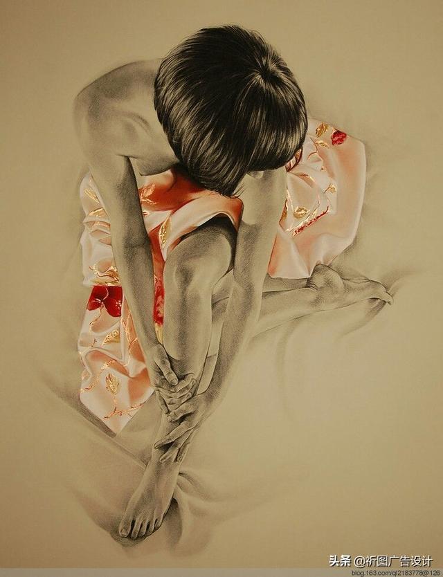 她的木炭粉彩画堪称一绝，性感素描将人体线条展现的性感迷人