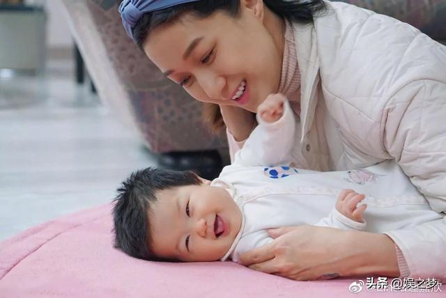 钟嘉欣竟在家生娃！全身赤裸躺浴缸用力，助产士忙孕肚浇水剪脐带