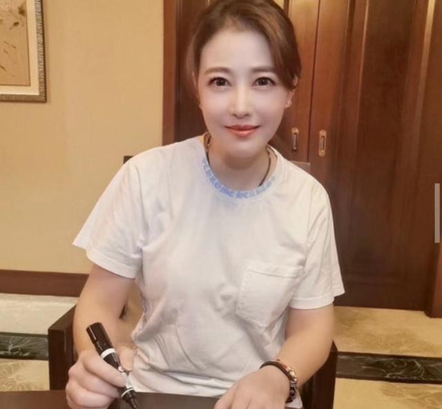 人美心善！港知名女星晒万尺豪宅再添新宠，独居北京不婚不生