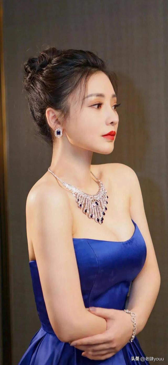 “性感女神”柳岩，魔鬼身材，回眸一笑百媚生，不愧是丰腴女神！