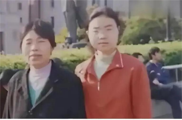 女研究生带母上学，最终宿舍自缢身亡：没有人愿意被脐带栓一辈子