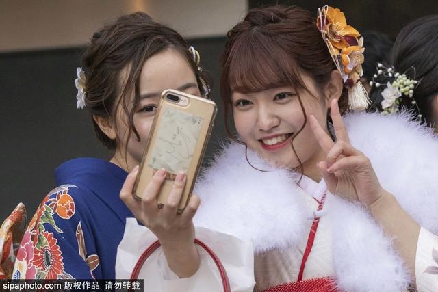 笑靥如花！日本明治神宫举行成人礼 年轻女孩身穿和服拍照