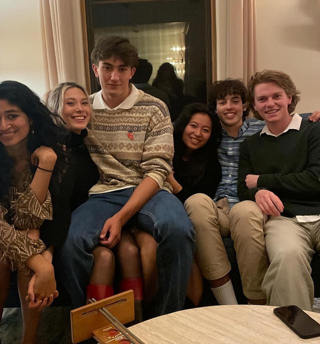 谷爱凌疑似恋情曝光！与神秘男子滑冰时接吻，两人深情对视秀恩爱