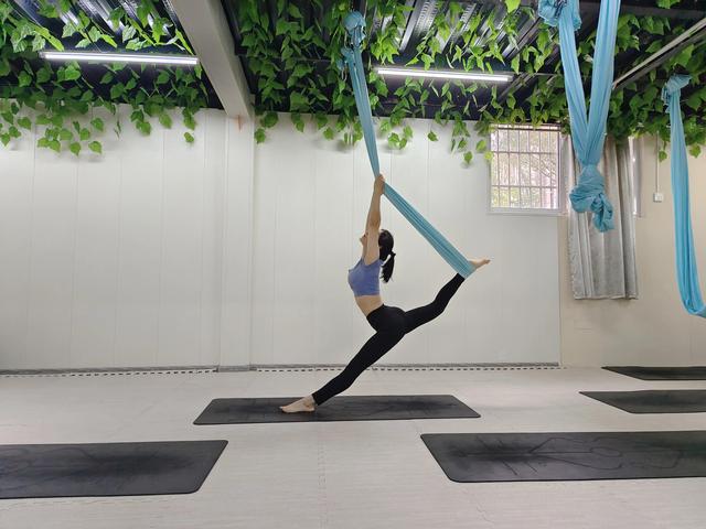 瑜伽馆里的美女们：大学生美女为一字马办季卡