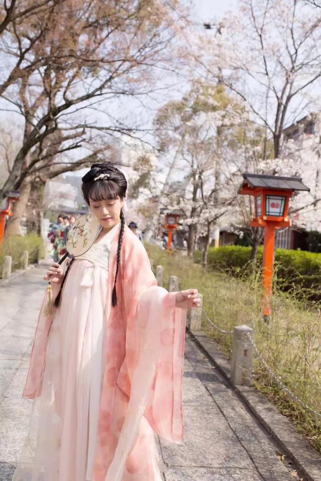 90后中国姑娘，在澳洲街头搞“事情”，竟然美哭外媒、惊动CCTV