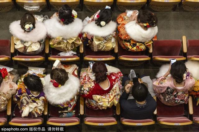 笑靥如花！日本明治神宫举行成人礼 年轻女孩身穿和服拍照