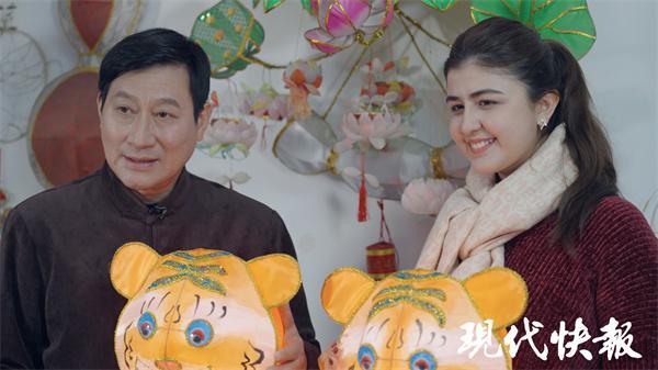 00后外国美女，寻访秦淮灯彩“魔术师”