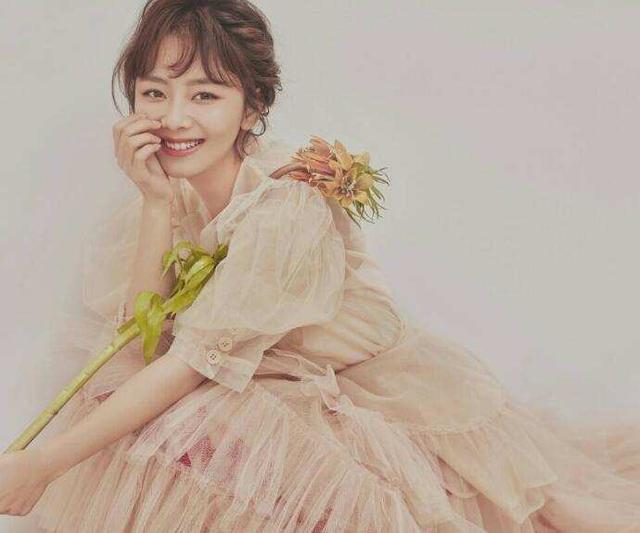 大脸女孩怎么选发型?2个思路给你,这样选堪称“整容”