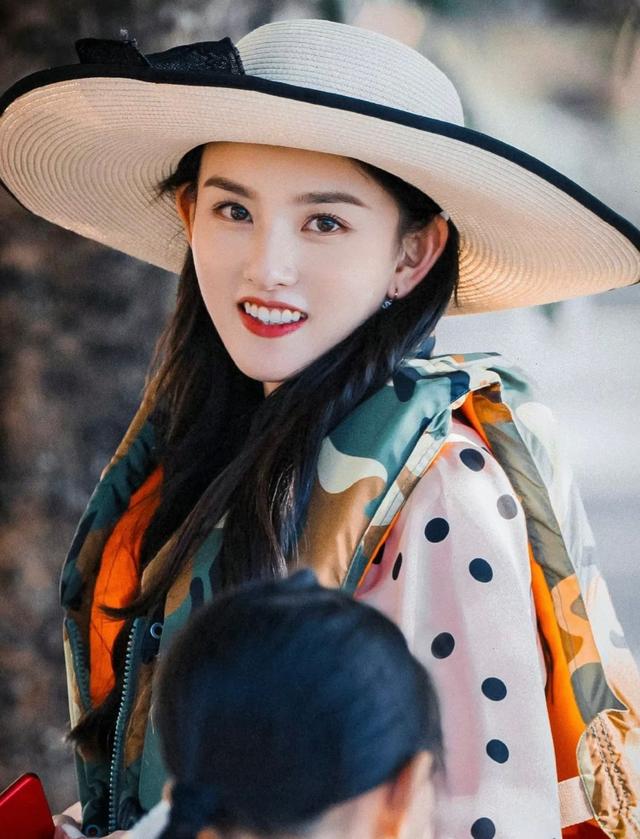 宋祖儿咋不好好穿衣服了，条纹衬衫配中古裙，不系扣子穿法挺吸睛