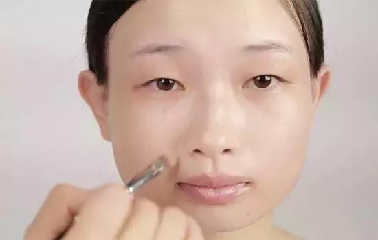 新手化妆教程视频淡妆，化妆师教你瞬间变脸