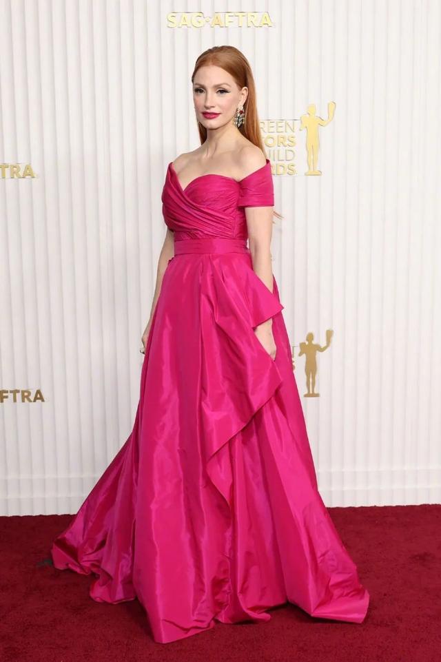 美国这一夜，国际女星风情万种，有人保守有人真大胆，但都不怕冷