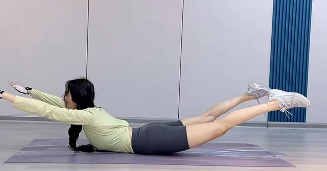 夏天到！20位性感女星接连秀身材，马甲线水蛇腰蜜桃臀，个个养眼