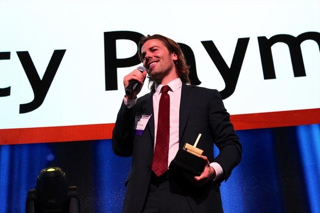 美最有良心老板翻车！自砍百万年薪补贴员工，却PUA性侵多位女性