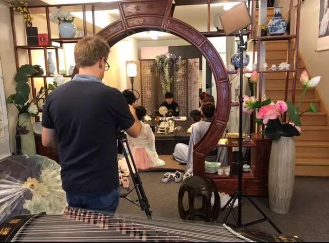 90后中国姑娘，在澳洲街头搞“事情”，竟然美哭外媒、惊动CCTV