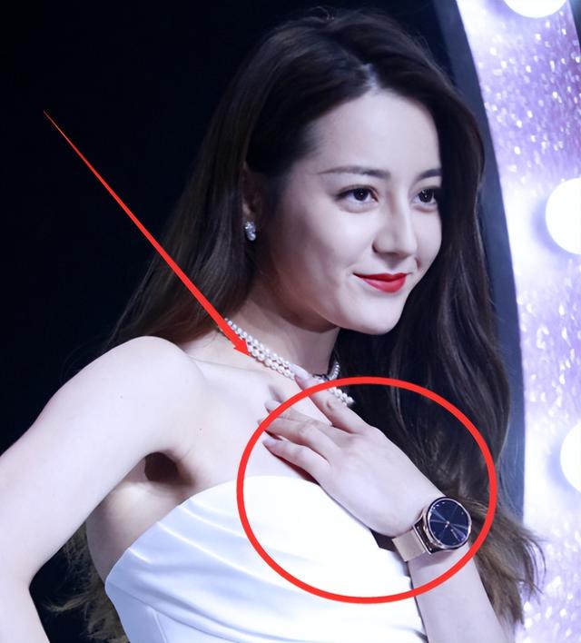 看了迪丽热巴捂胸口，终于知道女明星们有多害怕走光了！