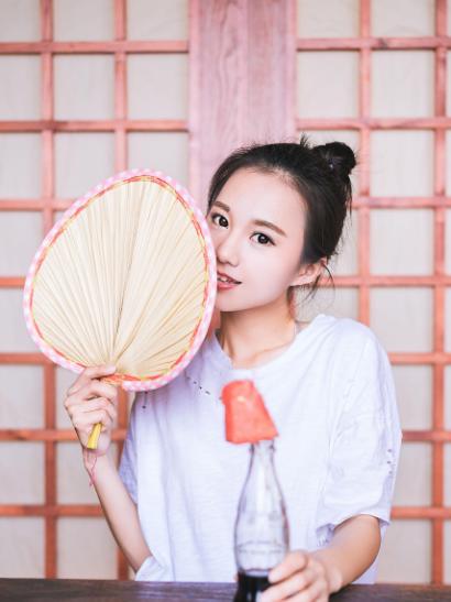 美女在日本屋，想法很多