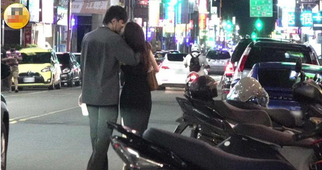 39岁男星曝恋情！与美女十指紧扣当街拥吻，女方打扮性感身材苗条