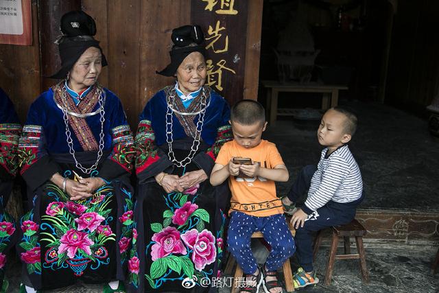 世界上最牛的敬酒方式，苗族美女排成长队给小伙敬酒