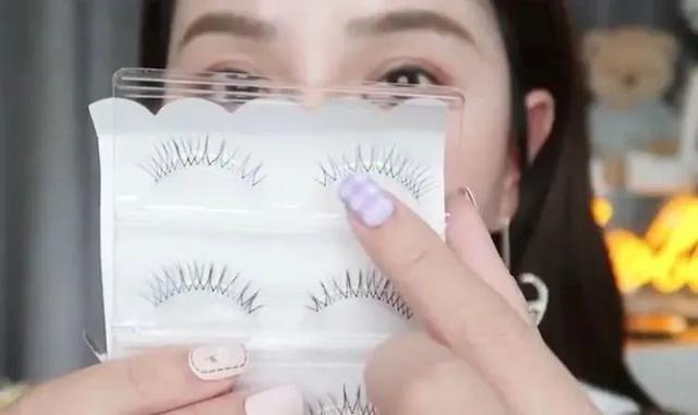 看完女明星的自拍，我发现这几年睫毛白刷了