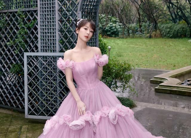 8位堪称“半身美人”的女星,穿上礼服惊艳四射,真实腿短又腿粗