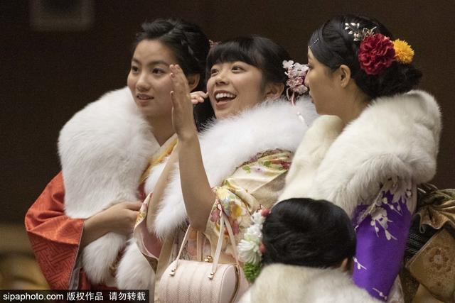 笑靥如花！日本明治神宫举行成人礼 年轻女孩身穿和服拍照