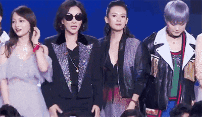 肩带崩断、裙下走光,这些女明星走红毯的社死瞬间,画面太尴尬了