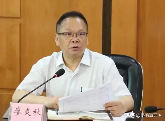 “奢靡书记”廖炎秋，住7万一晚的酒店，吃饭都要美女秘书喂？