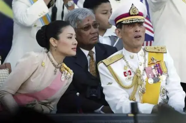 14年泰国艳丽王妃爆丑闻,赤身裸体趴地喂狗,围观者录下惊悚一幕