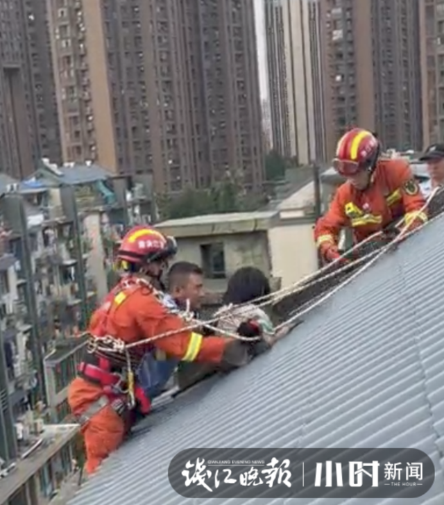 太悬了！杭州一民房楼顶有个小女孩被困，巡防队员死死拉住孩子也动弹不得