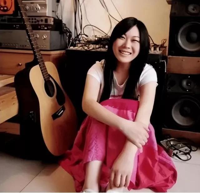 “西单女孩”：14岁辍学卖唱，20岁爆红上春晚，现人生状况怎样？