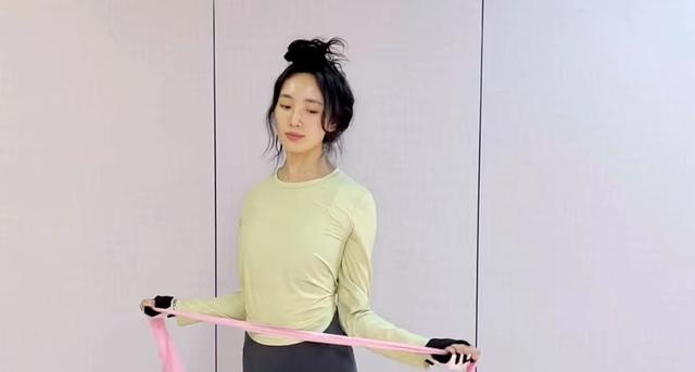 夏天到！20位性感女星接连秀身材，马甲线水蛇腰蜜桃臀，个个养眼