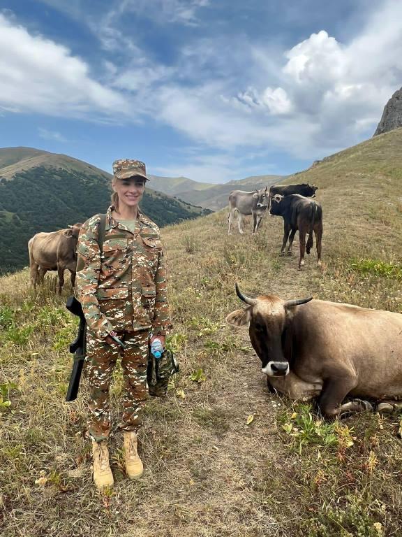 亚美尼亚女兵，能与以色列女兵媲美，7名女星参与训练，坦言太苦