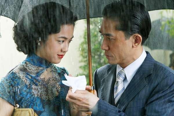 十年前她一脱成名,如今淡出影视圈后却比之前更让人羡慕