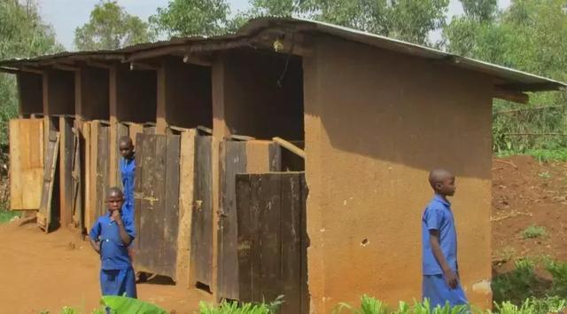 比尔·盖茨为非洲盖史上最牛厕所！全程不用一滴水，排出来还能喝