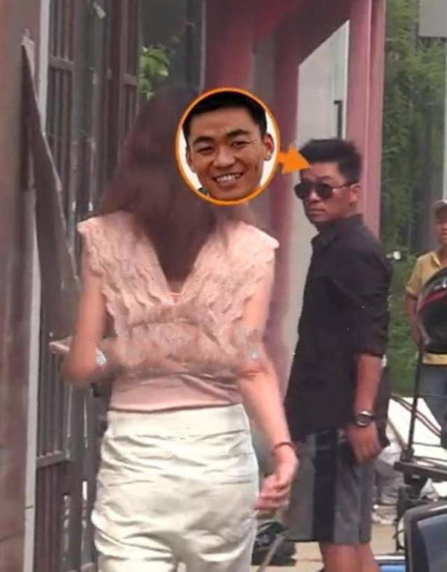 王宝强与美女聚餐，身材暴瘦被人搀扶疑醉酒，紧抱男人窃语引热议