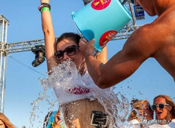 乌克兰最“火爆”节日,热辣美女释放天性,男性看对眼就“抱走”