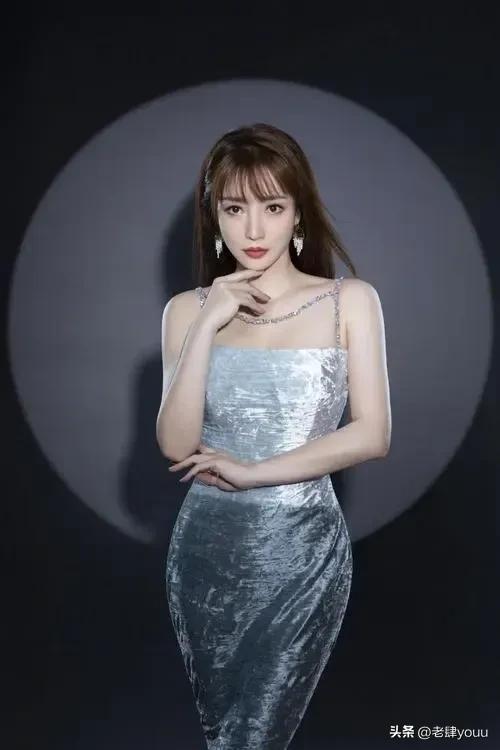 “性感女神”柳岩，魔鬼身材，回眸一笑百媚生，不愧是丰腴女神！