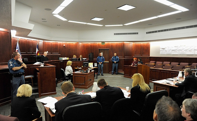 98年美国女子在家赤裸身亡，留下180处伤口，一张照片成破案关键