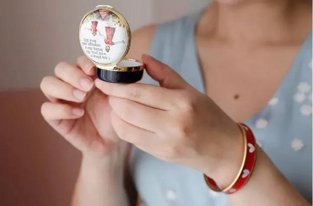 凯特、戴妃同款手镯，英国王室都爱的瓷器，情人节送礼大气有格调