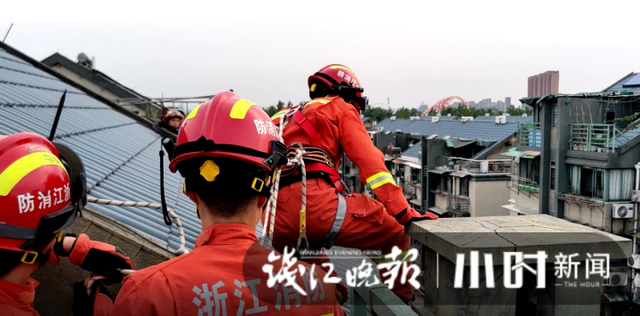 太悬了！杭州一民房楼顶有个小女孩被困，巡防队员死死拉住孩子也动弹不得