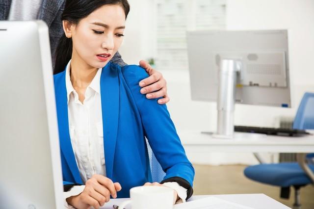 伴娘被扒光衣服强行摸胸，新娘被摸臀部，你告诉我这是传统文化？