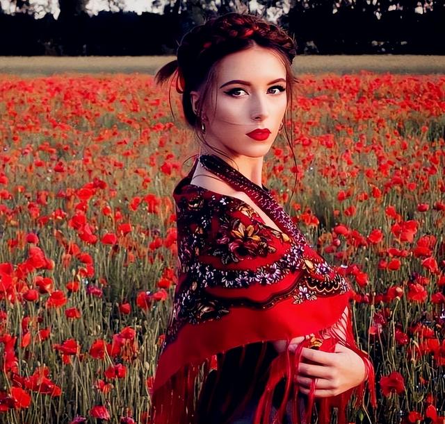 俄罗斯顶级网红美人，风华正茂美人如画，异域穿搭感受文化的变迁